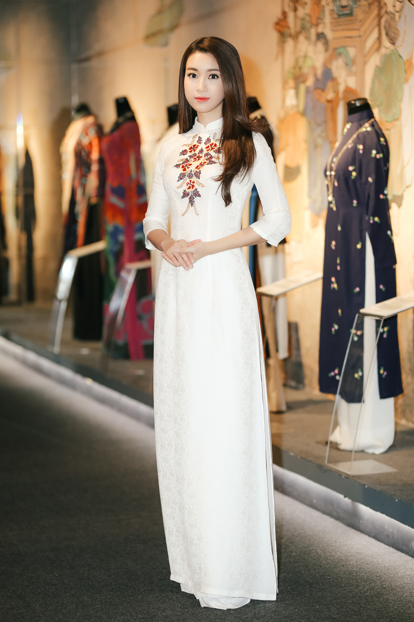 Hoa hậu Mỹ Linh giản dị trong tà áo dài trắng 2